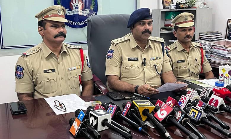 Kukatpally Police briefing the arrest of the chain snatcher