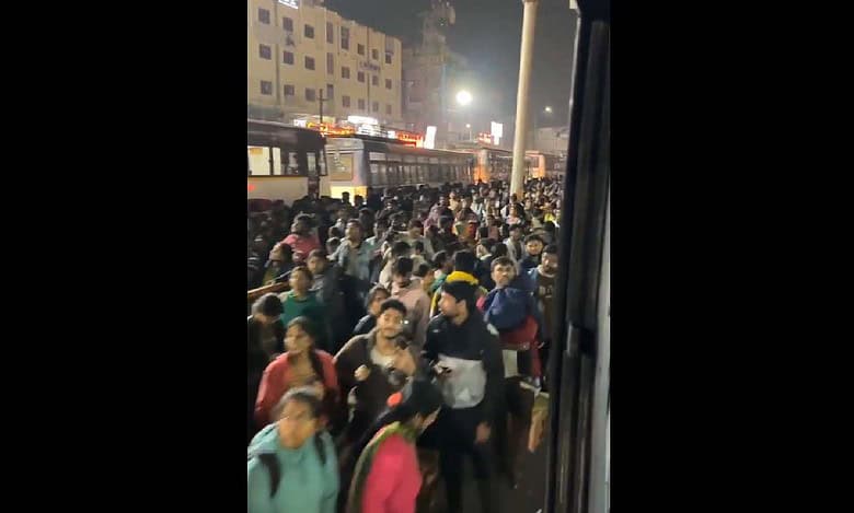 AP natives make beeline at Hyderabad's KPHB bus stand for Sankranti