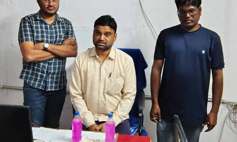Telangana: Metpalli sub-registrar, associates caught by Telangana ACB