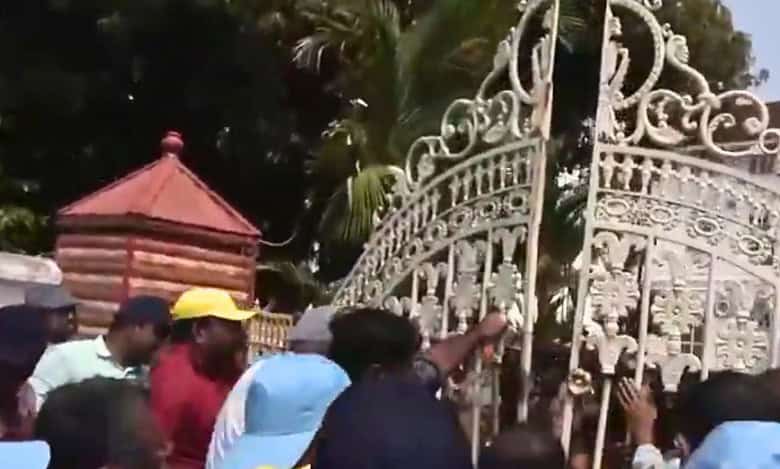 Kerala: Protesting Catholic priests removed by Police