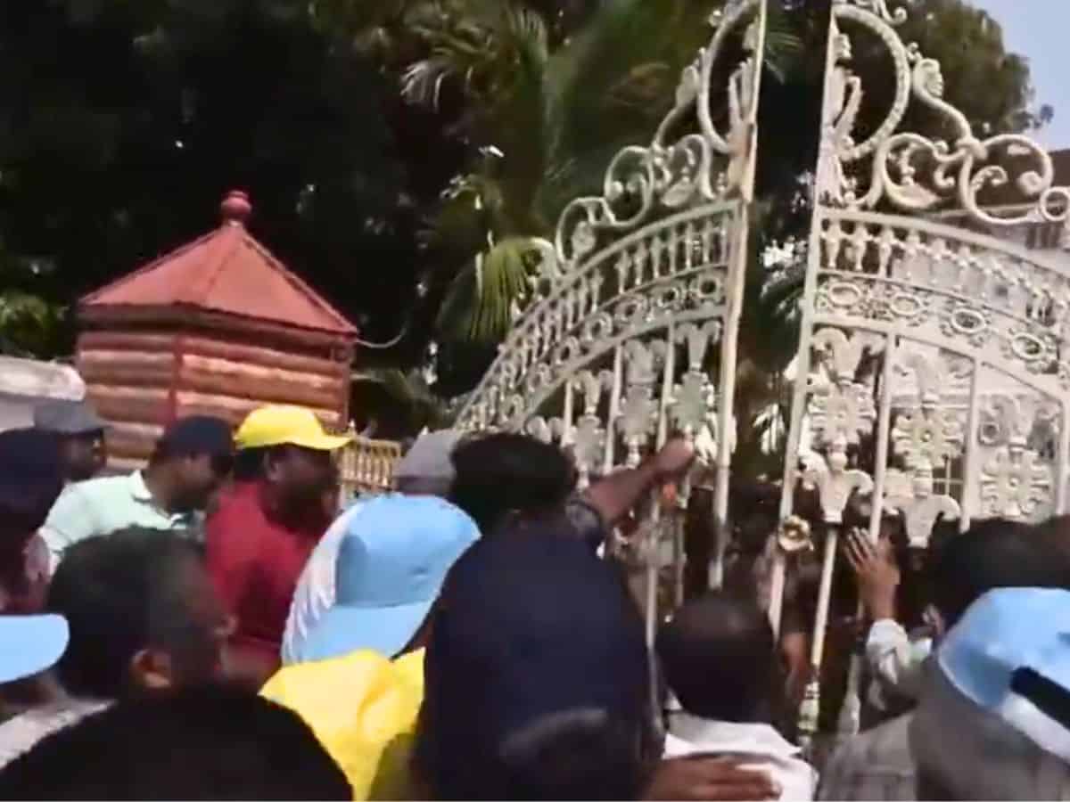 Kerala: Protesting Catholic priests removed by Police