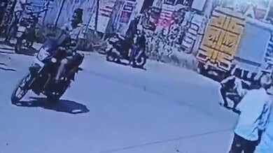 TN: Helmetless head constable slaps man crossing road using phone