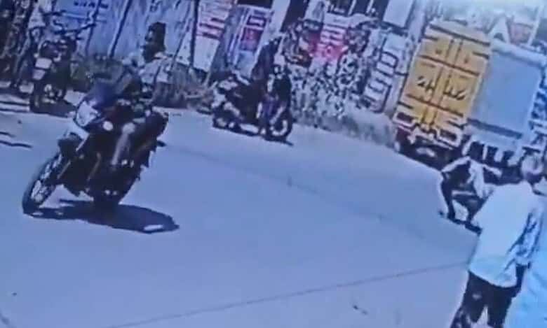 TN: Helmetless head constable slaps man crossing road using phone