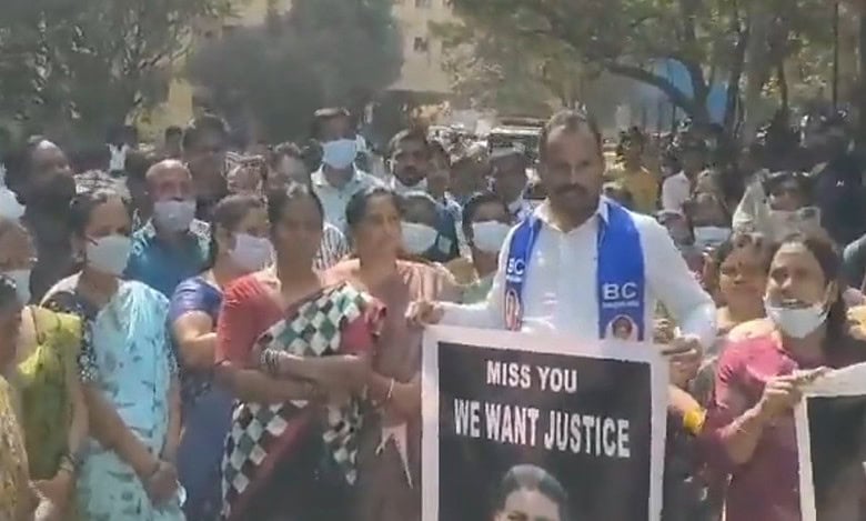 Hyderabad: Angry relatives protest at Gandhi Hospital over Ajay's death