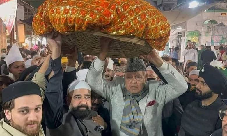 Farooq Abdullah visits Ajmer Sharif Dargah, prays for peace & brotherhood