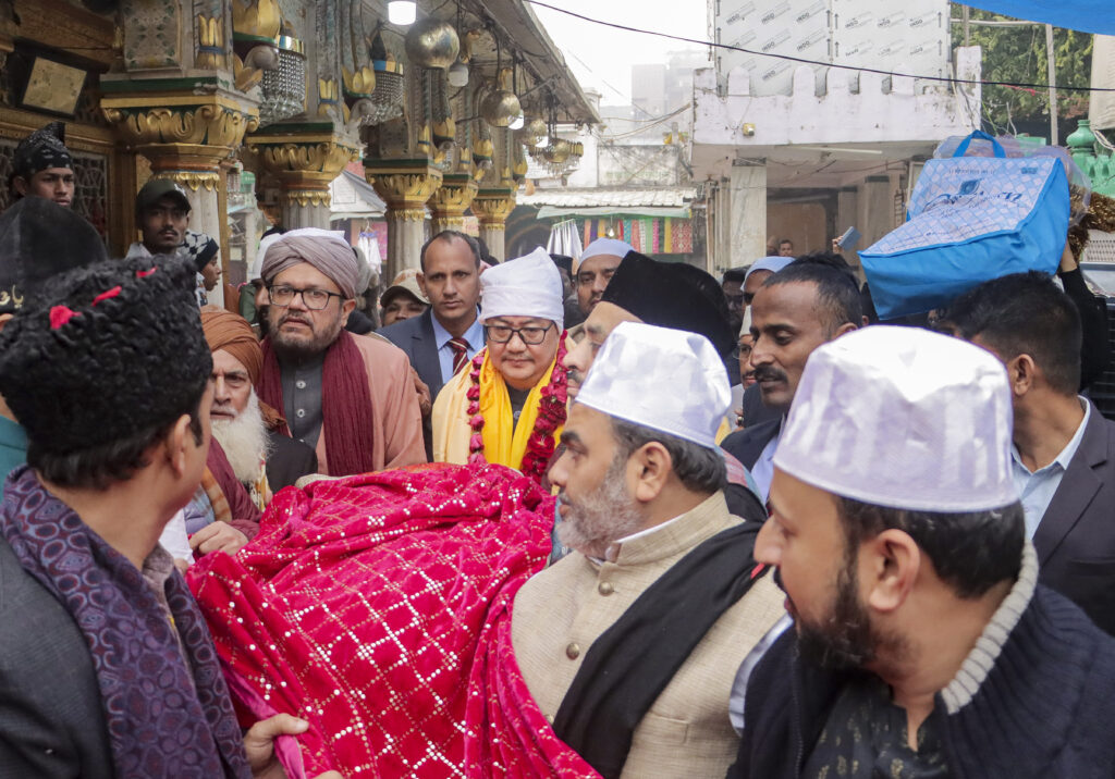 Kiren Rijiju offers chadar at Nizamuddin Dargah on behalf of PM