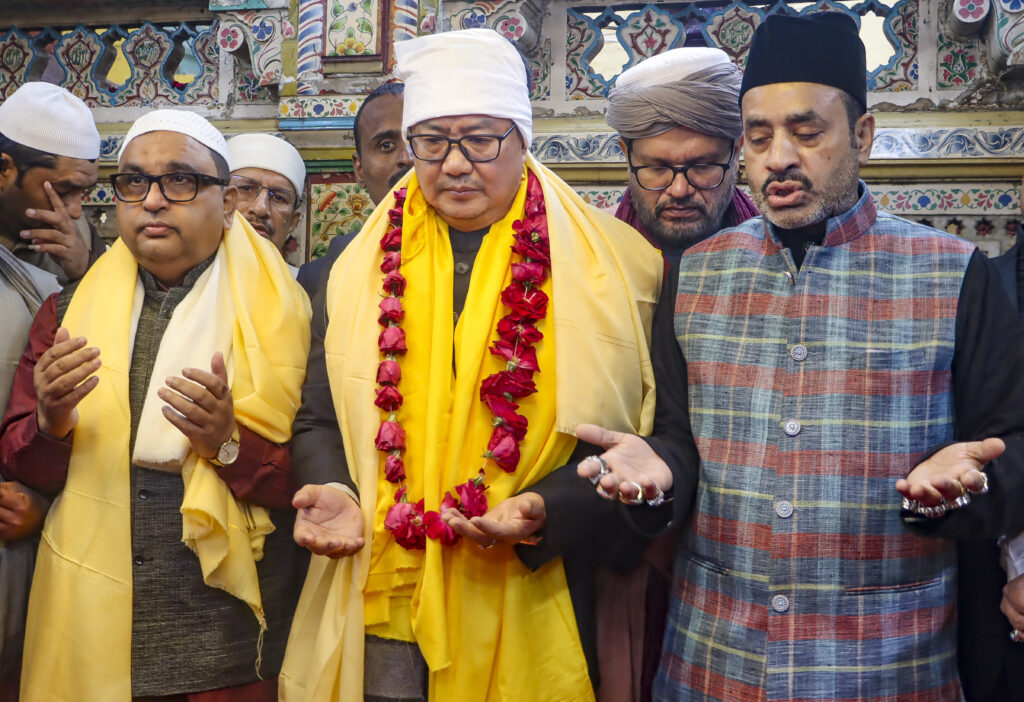 Kiren Rijiju offers chadar at Nizamuddin Dargah on behalf of PM