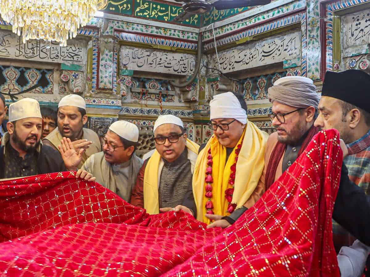 Kiren Rijiju offers chadar at Nizamuddin Dargah on behalf of PM
