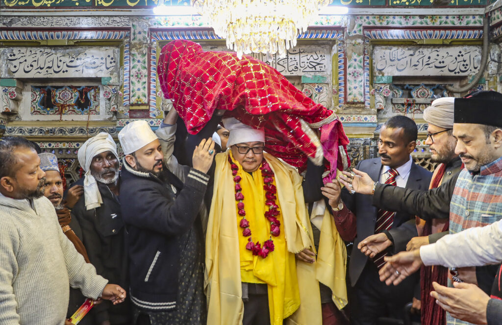 Kiren Rijiju offers chadar at Nizamuddin Dargah on behalf of PM