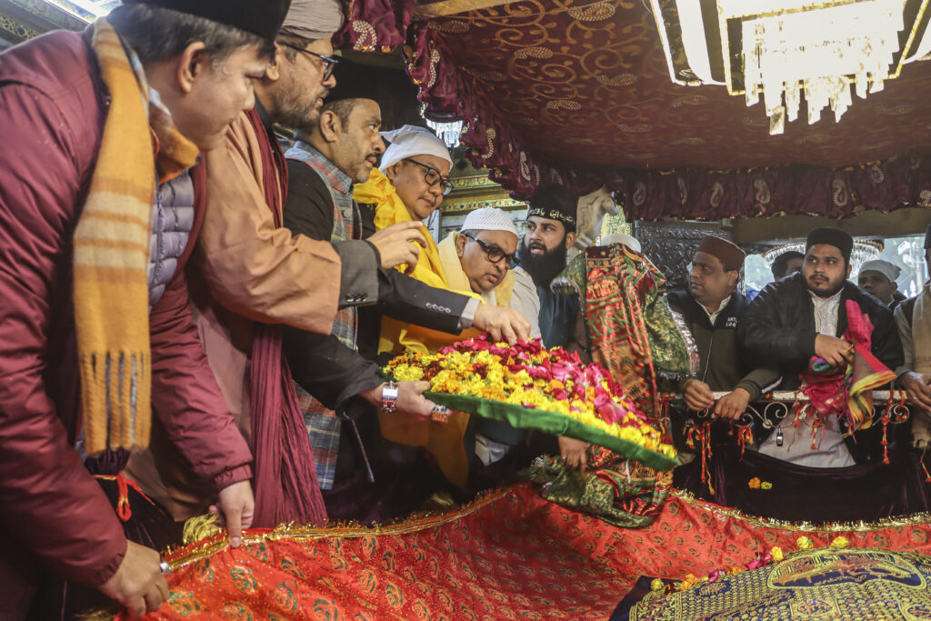 Kiren Rijiju offers chadar at Nizamuddin Dargah on behalf of PM