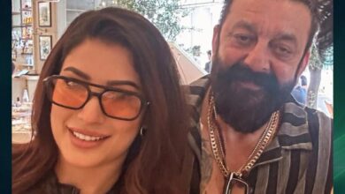 Sanjay Dutt spotted with Pakistani actress Mehwish Hayat