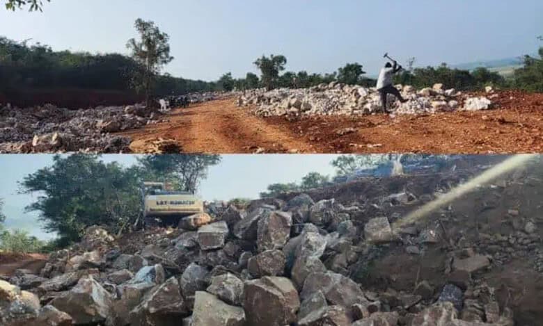 Social activists support the struggle of the villagers against the mining operations at Mailaram village of Balmoor mandal in Nagarkurnool district.
