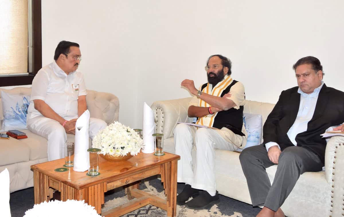 Uttam Kumar meets Union minister to discuss Telangana's water issues with AP.