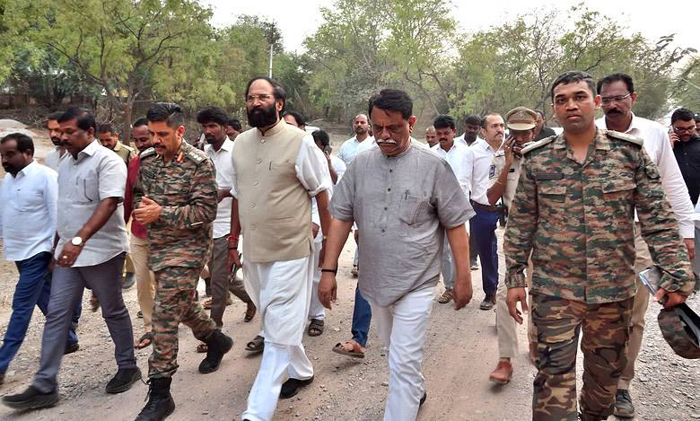 Uttam Kumar Reddy with officials at the SLBC tunnel site.