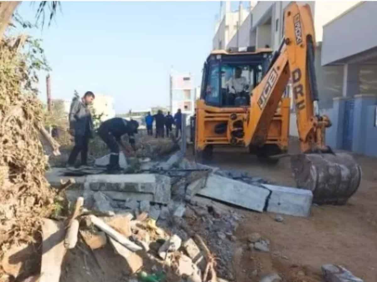 HYDRAA takes down encroachments in Shamshabad