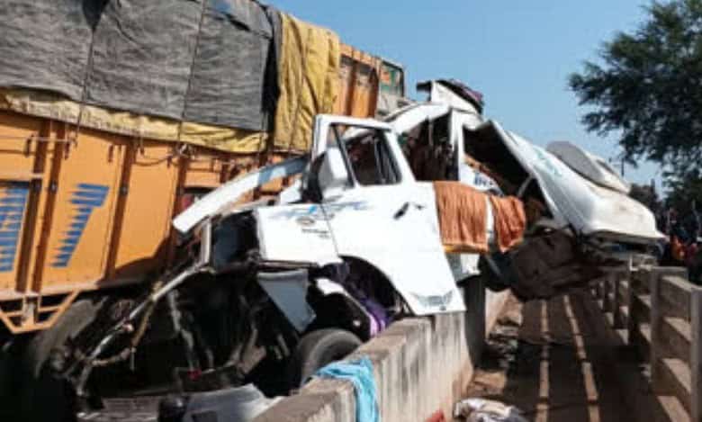 Seven pilgrims from Hyderabad die, and five others injured in an accident while returning from Kumbh Mela in Madhya Pradesh on Tuesday morning.