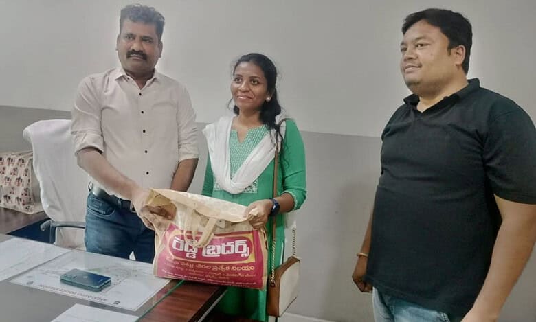 A bride-to-be from Hyderabad accidentally left a bag full of valuables in an auto-rickshaw however the police saved the daybring joy, celebrations and also a hundred and one responsibilities. Despite your best efforts, adversity seems to strike at the worst possible time. This bride-to-be from Hyderabad experienced her share of misfortune when she accidentally left a bag full of valuables in an auto-rickshaw.