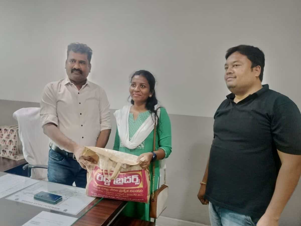 A bride-to-be from Hyderabad accidentally left a bag full of valuables in an auto-rickshaw however the police saved the daybring joy, celebrations and also a hundred and one responsibilities. Despite your best efforts, adversity seems to strike at the worst possible time. This bride-to-be from Hyderabad experienced her share of misfortune when she accidentally left a bag full of valuables in an auto-rickshaw.