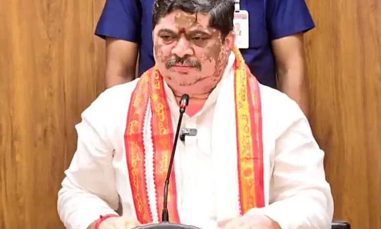 Ponnam urges KCR to attend assembly special session on caste census on Tuesday, February 4.