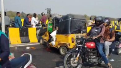 Speeding auto overturns at Aramgarh flyover in Hyderabad