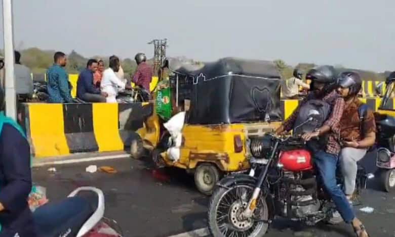 Speeding auto overturns at Aramgarh flyover in Hyderabad