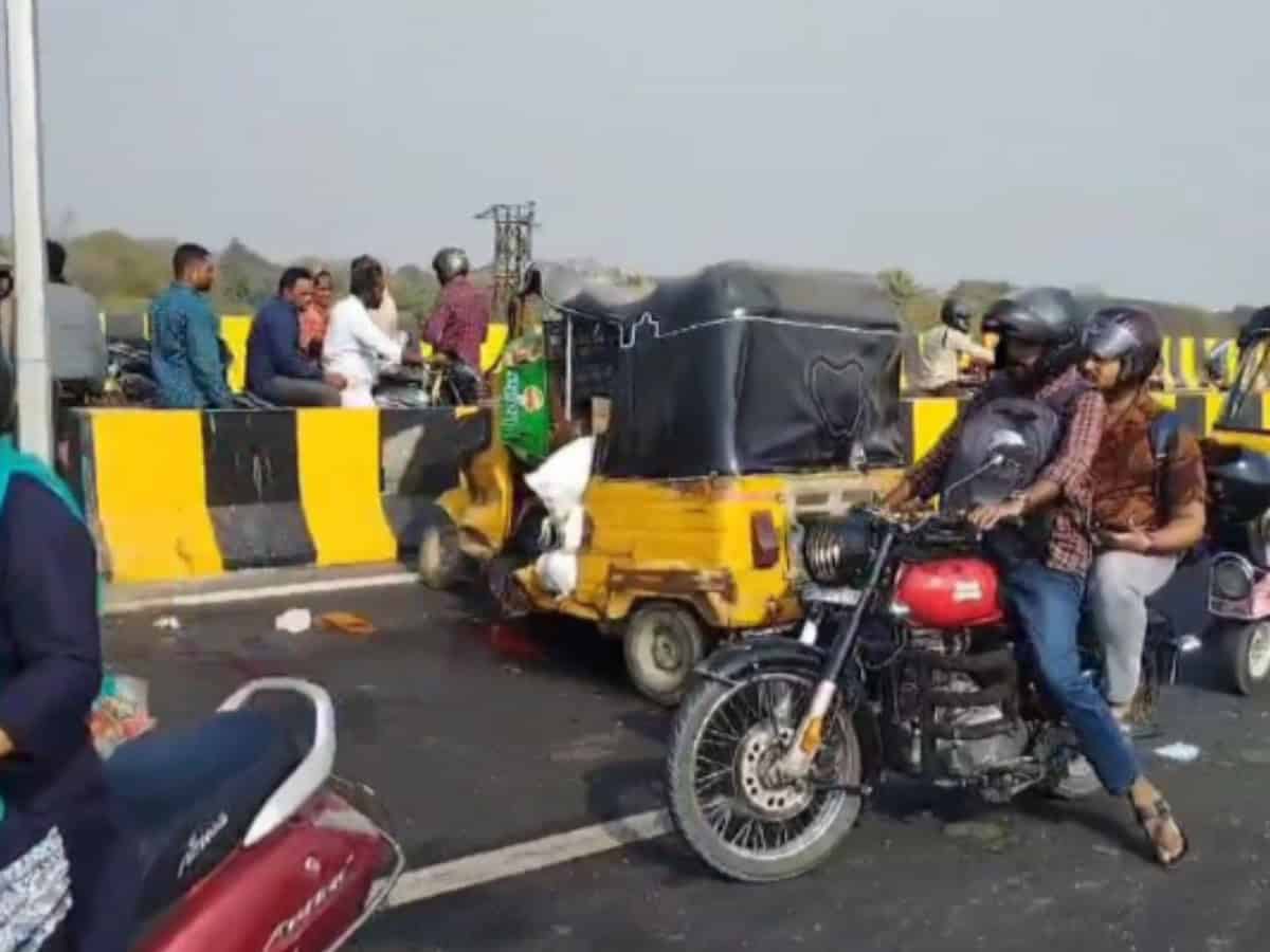 Speeding auto overturns at Aramgarh flyover in Hyderabad