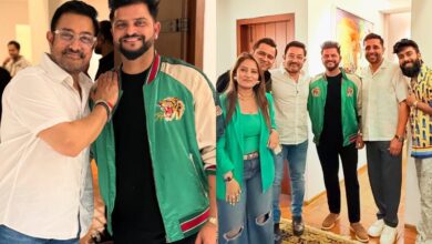 Suresh Raina enjoys a fanboy moment with Aamir Khan