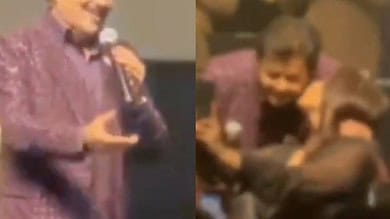 Video of Udit Narayan kissing female fans goes viral, singer reacts