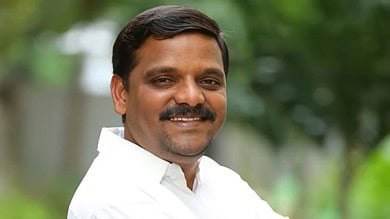 Showcause notice to Congress MLC Teenmar Mallanna for burning caste survey report