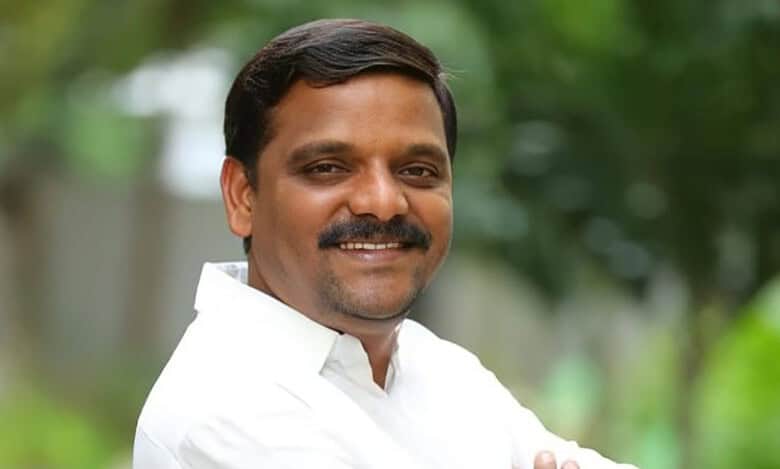 Showcause notice to Congress MLC Teenmar Mallanna for burning caste survey report