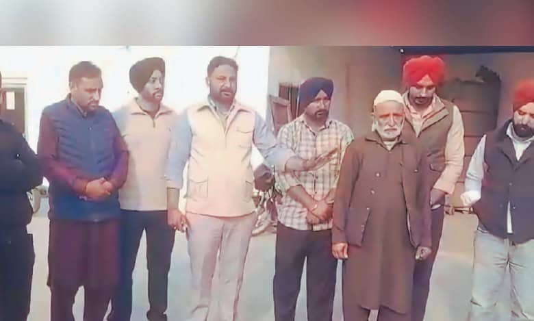 Local Sikhs raise Rs 60K to aid Kashmiri shawl seller robbed, assaulted in Punjab