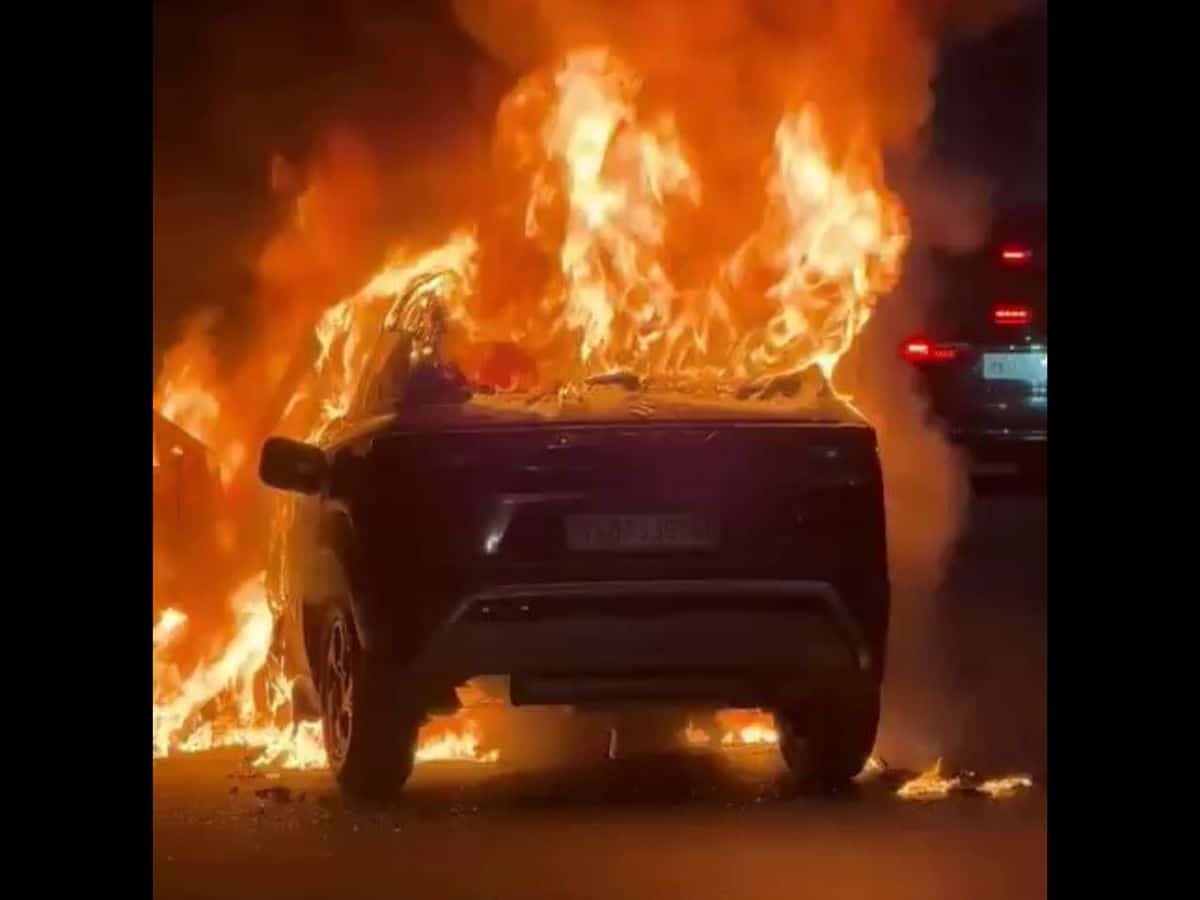 Moving car catches fire in Hyderabad; massive traffic jam witnessed