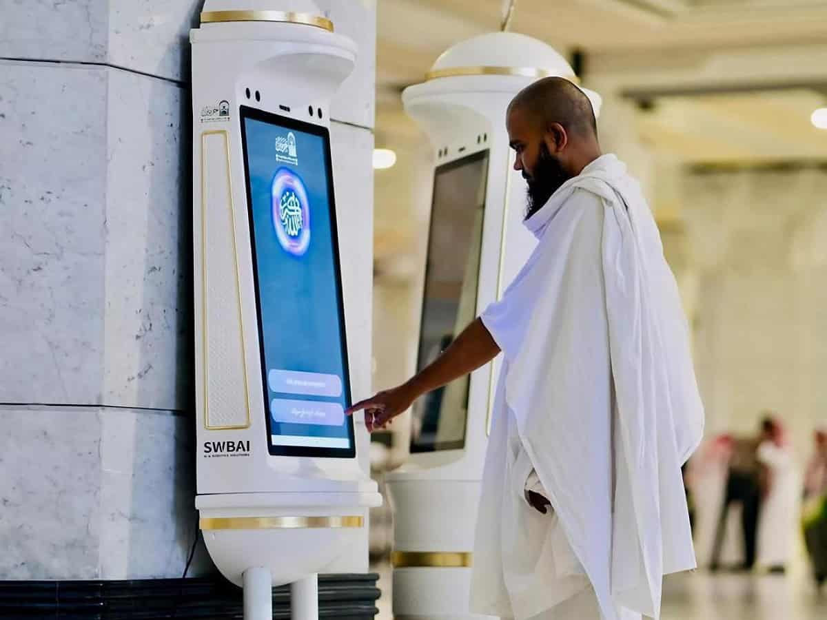 Watch: Al-Sudais launches AI-powered robot at Grand Mosque