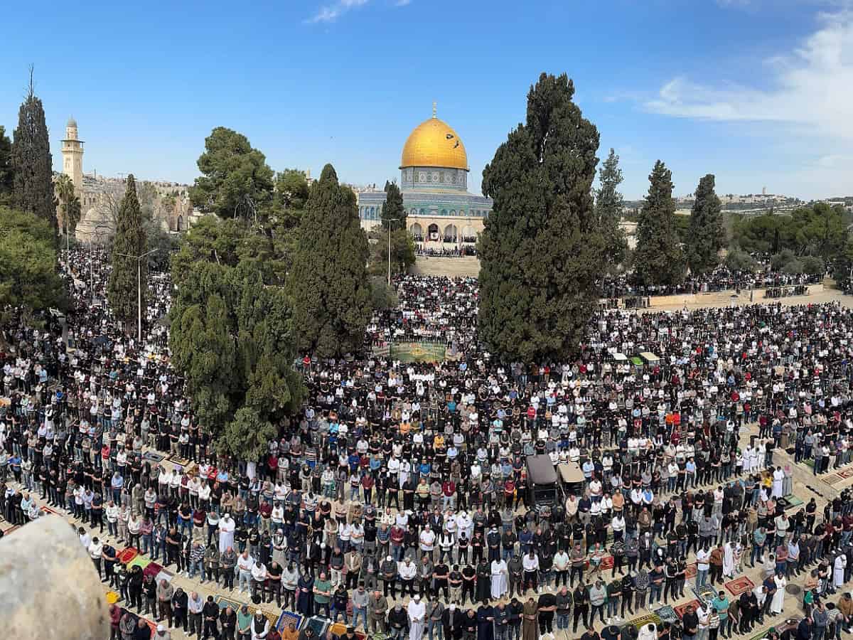 Al-Aqsa Mosque: 80,000 Palestinians attend second Friday of Ramzan