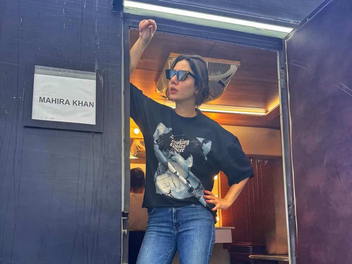 Mahira Khan brings Shah Rukh Khan to set in style