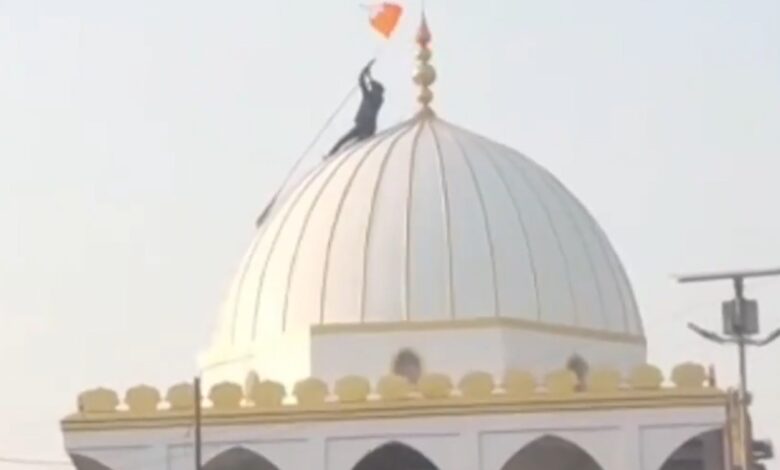 Mob storms dargah in Maharashtra’s Rahuri, replaces green flag with saffron