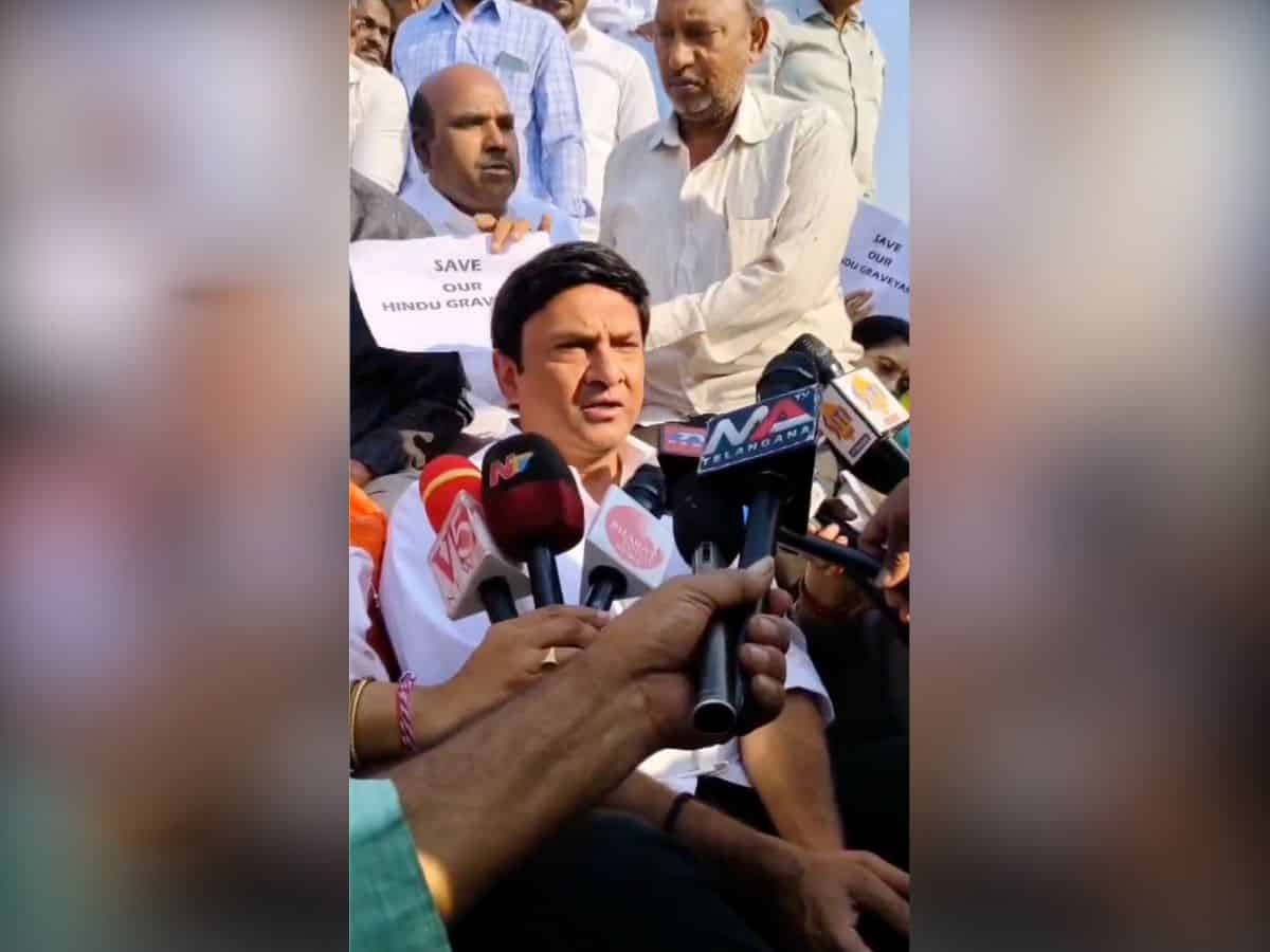 BRS MLA protests amidst garbage against dumping yard in Machabollaram