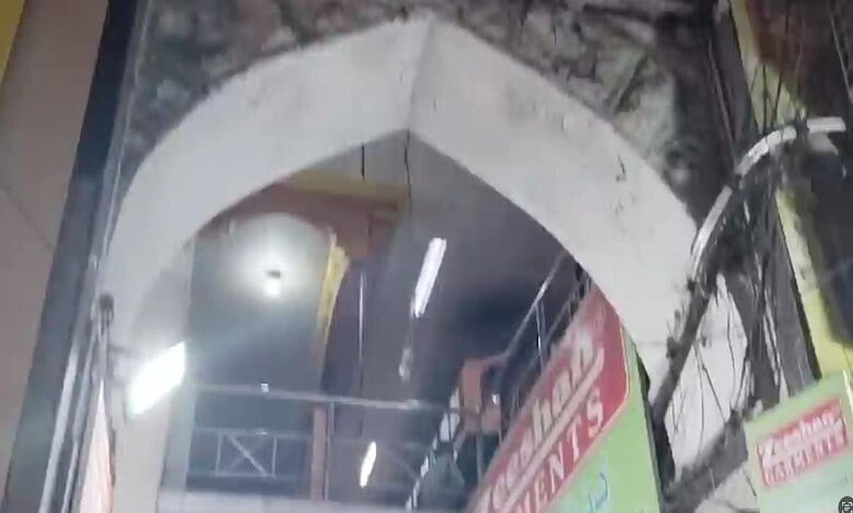 Seven injured as slab falls off at Pathargatti market