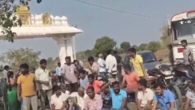 Farmers protest demanding release of water for crops in Siddipet