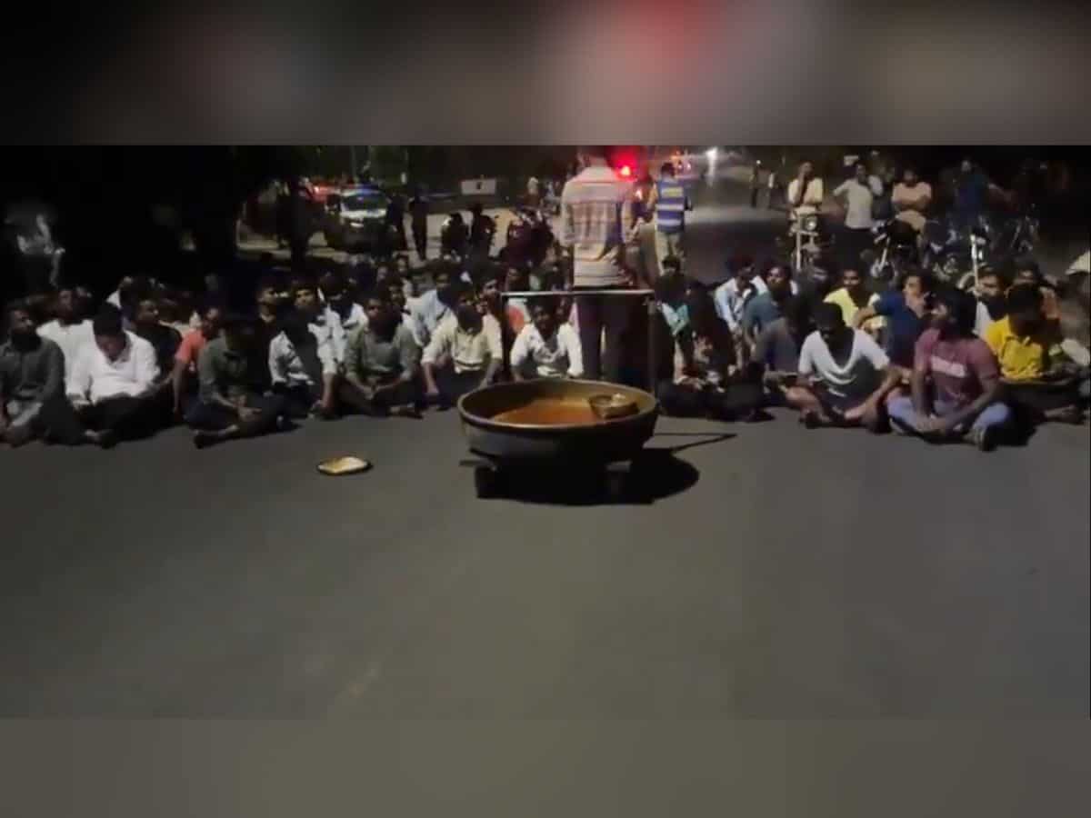 Osmania University hostel inmates protest after finding 'razor blade' in dinner