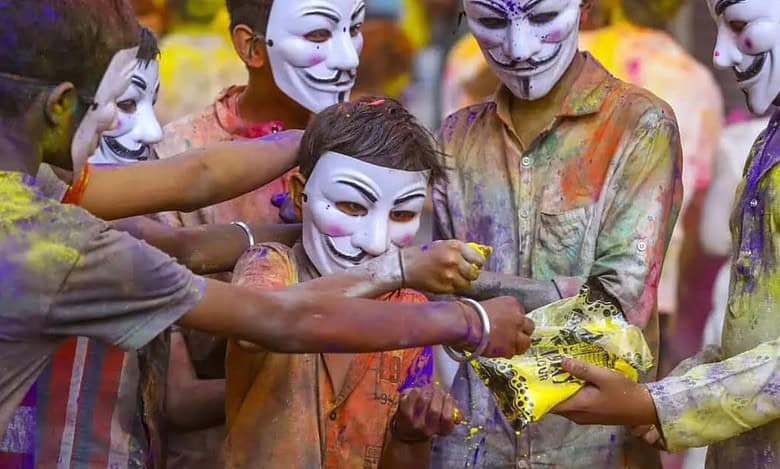 Karnataka: Bikers throw chemical-laced colours on school girls during Holi, 7 injured