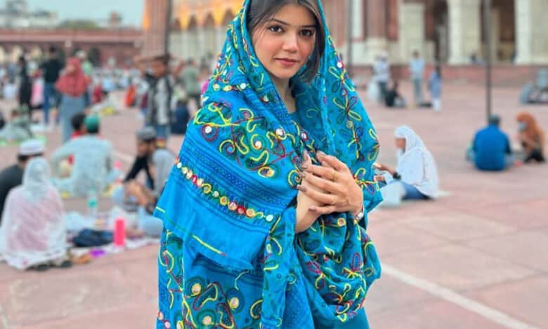 Woman serves iftar at Delhi’s Jama Masjid spreading communal harmony