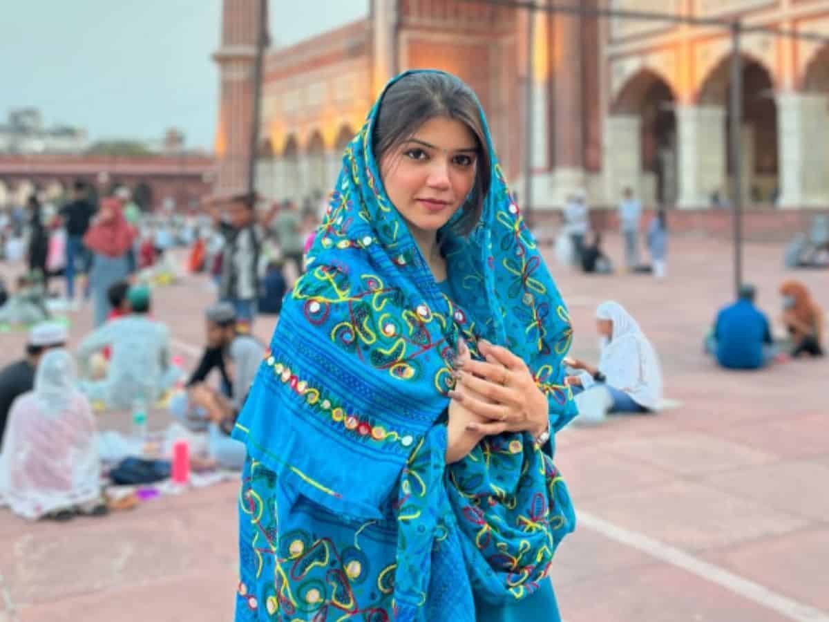 Woman serves iftar at Delhi’s Jama Masjid spreading communal harmony
