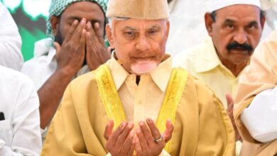 Andhra CM Chandrababu Naidu praying in a gathering for Iftar