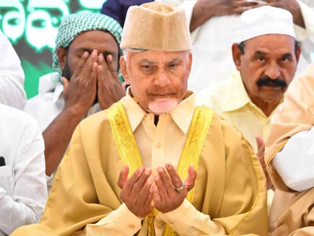 Andhra CM Chandrababu Naidu praying in a gathering for Iftar