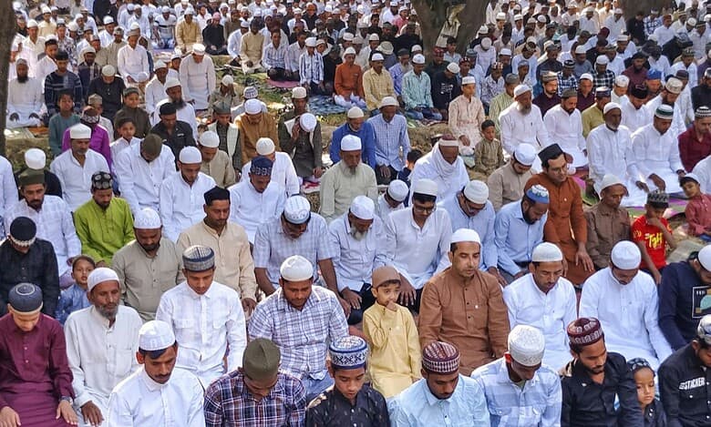 Mosque-goers in Sambhal showered with flowers on Eid