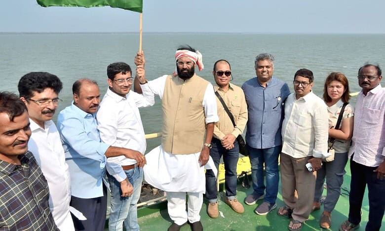 Uttam Kumar flags off first consignment of Telangana rice to Philippines