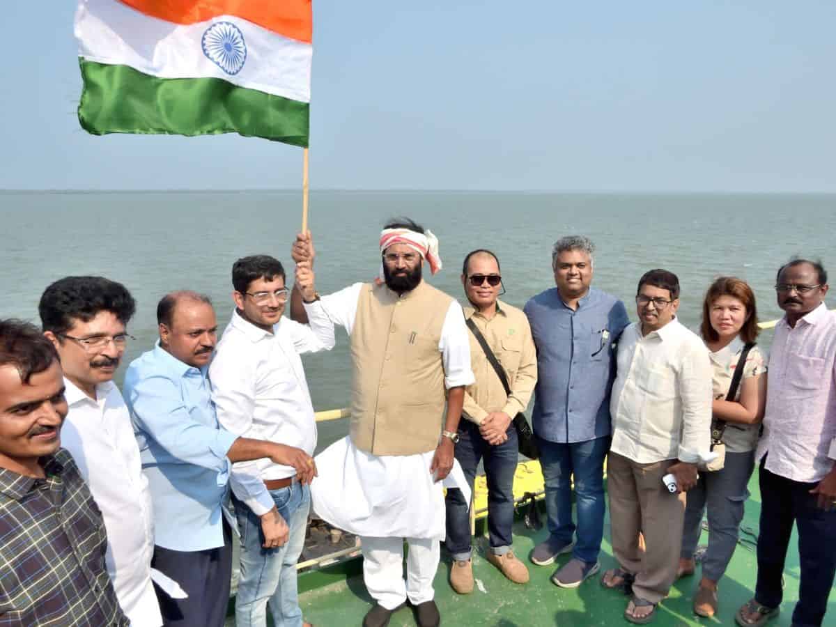 Uttam Kumar flags off first consignment of Telangana rice to Philippines