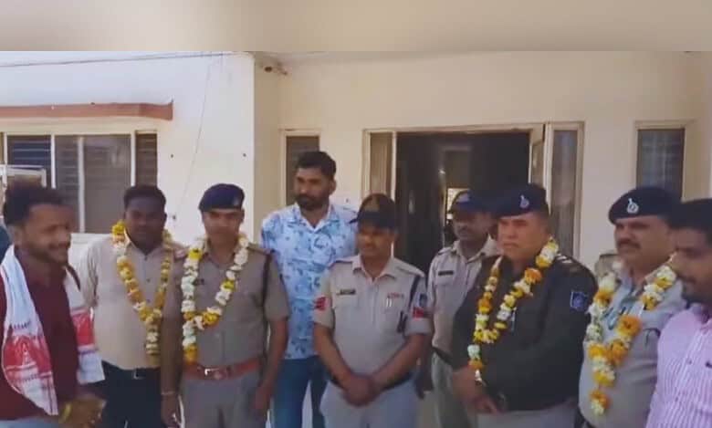 Bajrang Dal garlands Ujjain police officials who thrashed, paraded men