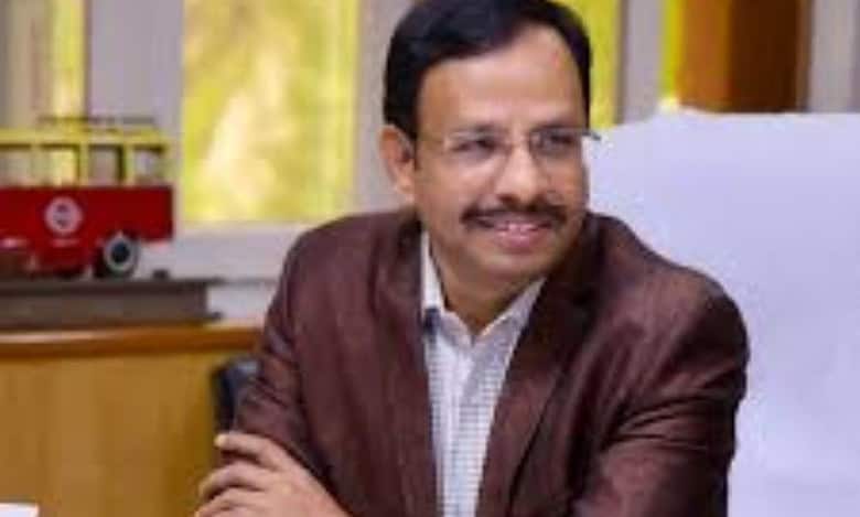 Sacked TGSRTC conductors make allegations of corruptions against TGSRTC MD VC Sajjanar.
